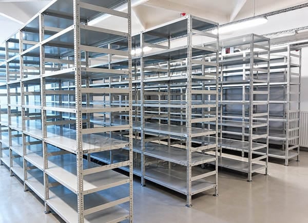 Csavarkötésű Salgó polcrendszer Csavaros Salgó polcrendszer raktári környezetben